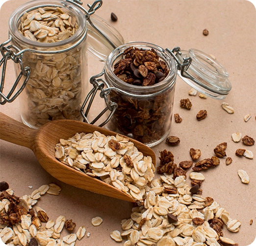 Deux petits contenants avec des céréales natures et au chocolat.