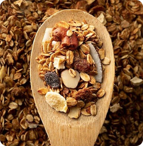 cuillère en bois avec des céréales