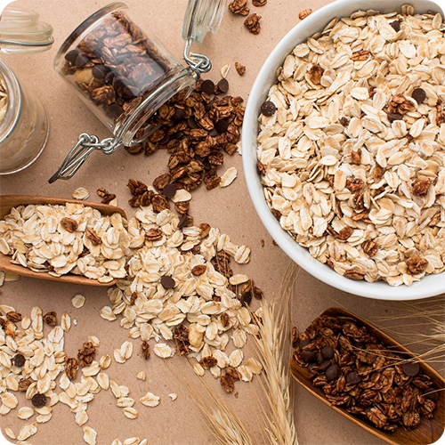 Bol de céréales et petit contenant avec des céréales natures et au chocolat.