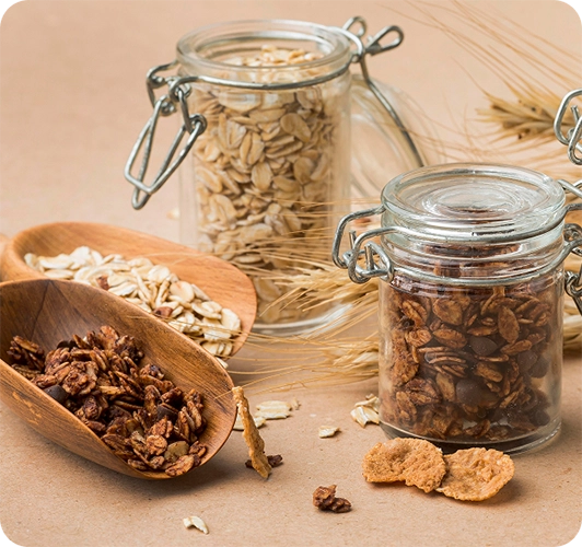Deux petits contenants avec des céréales natures et au chocolat.